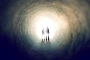 Deux personnes sortant d'un tunnel